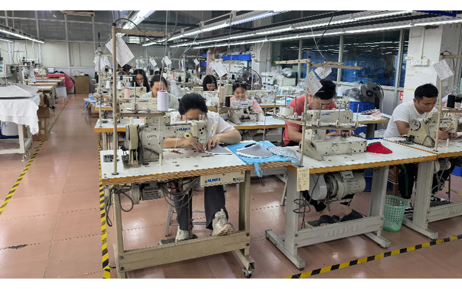 Production floor image published by Guangzhou Huar Garment