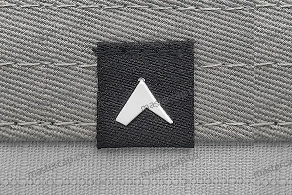 MLB024 Rubber-embossed woven hem tag (book-cover fold)