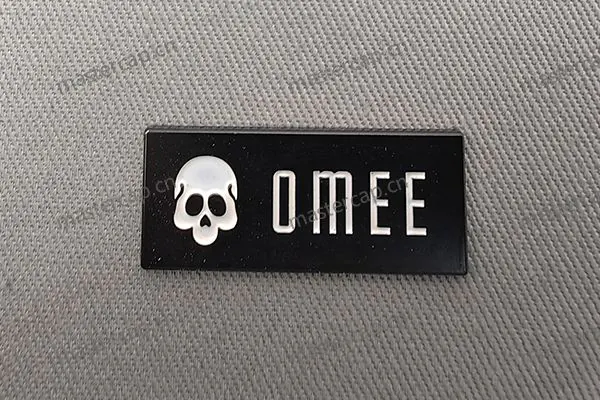 MB018 Matte black-plated metal patch with soft enamel
