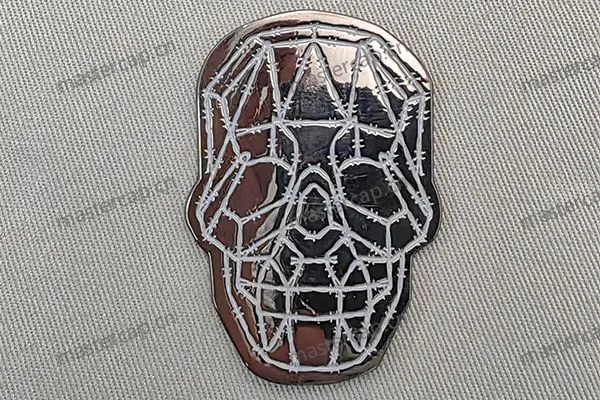 MB024 Black-nickel-plated metal patch with soft enamel